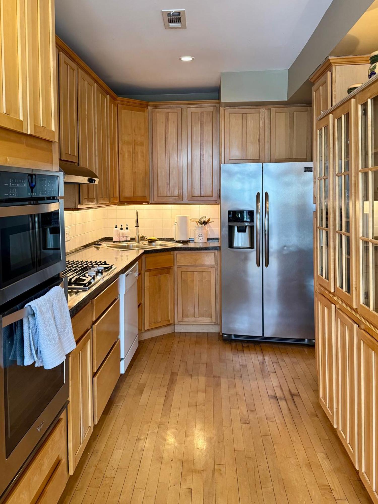 3 Bedroom Spacious Home In Ideal Location W Free Parking Back Yard Pets Welcome 시카고 외부 사진